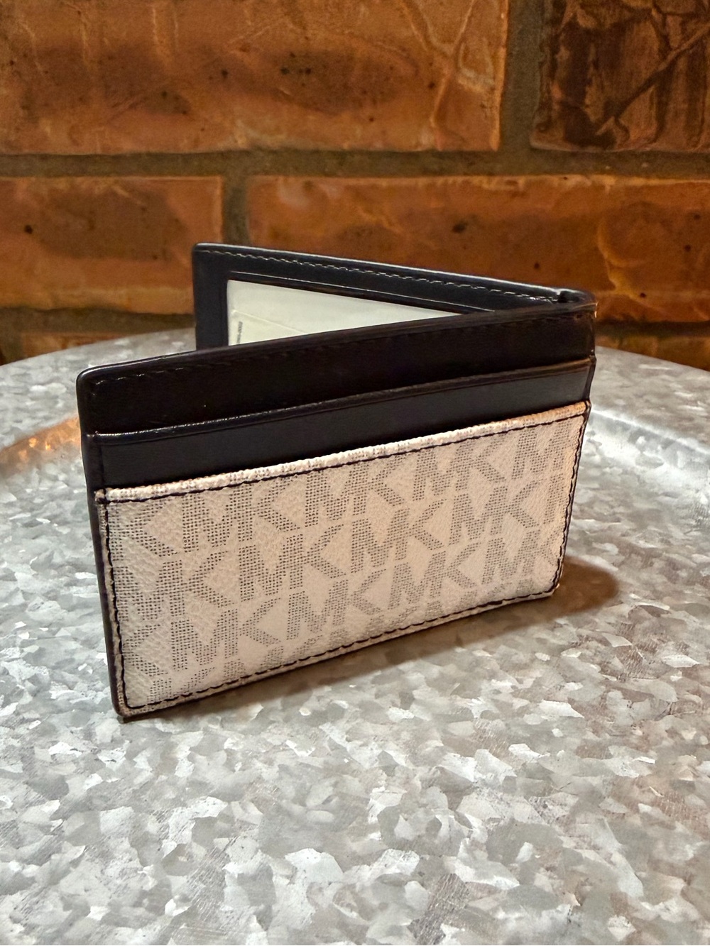 Michael Kors Cooper Compact ID White Bifold Wallet - Picture 3 of 4